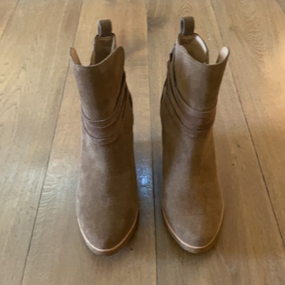 Like new!  Splendid Suede Booties- Size 9 - Picture 2 of 13